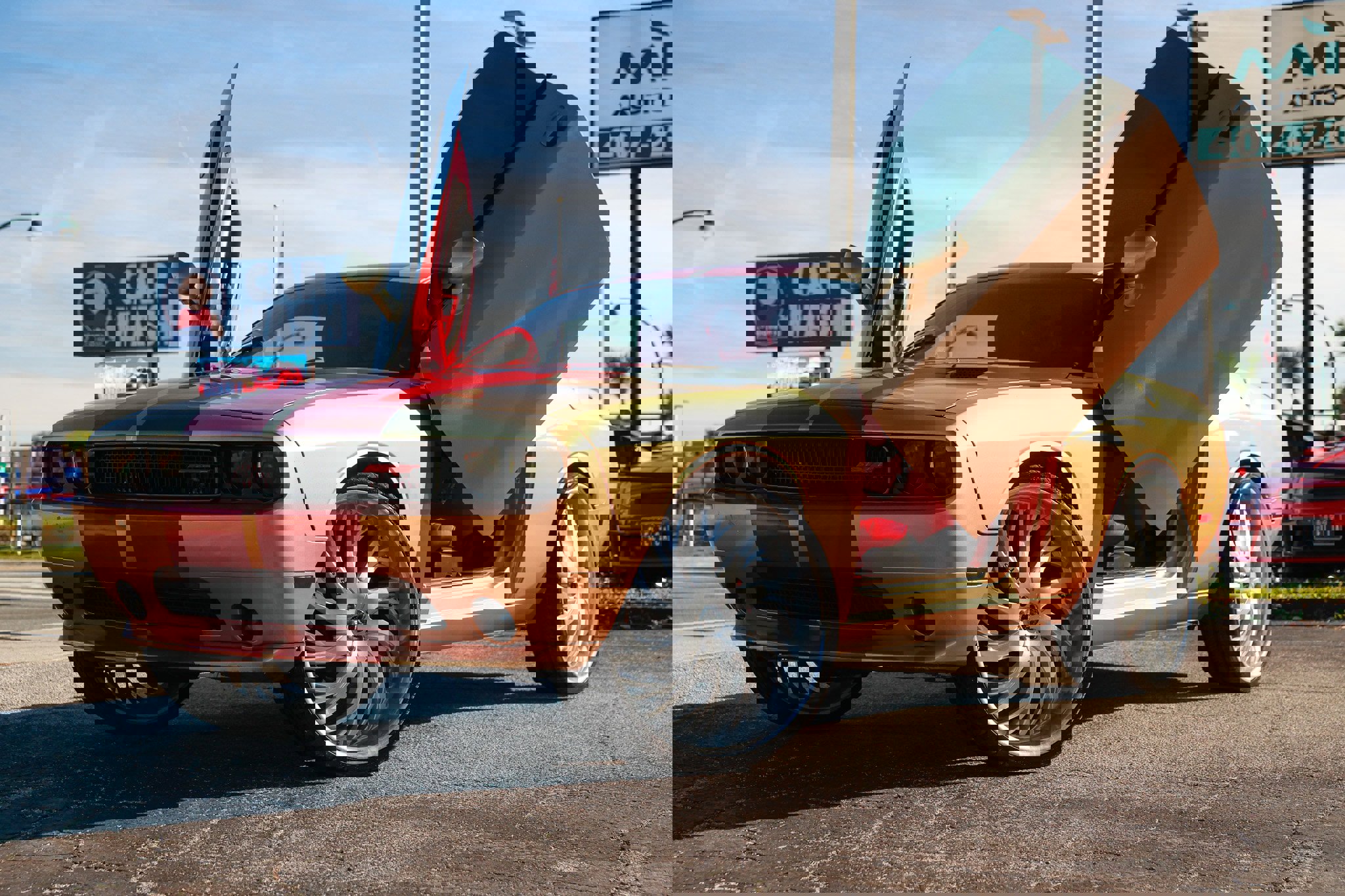 Used 2014 Dodge Challenger R/T image 1