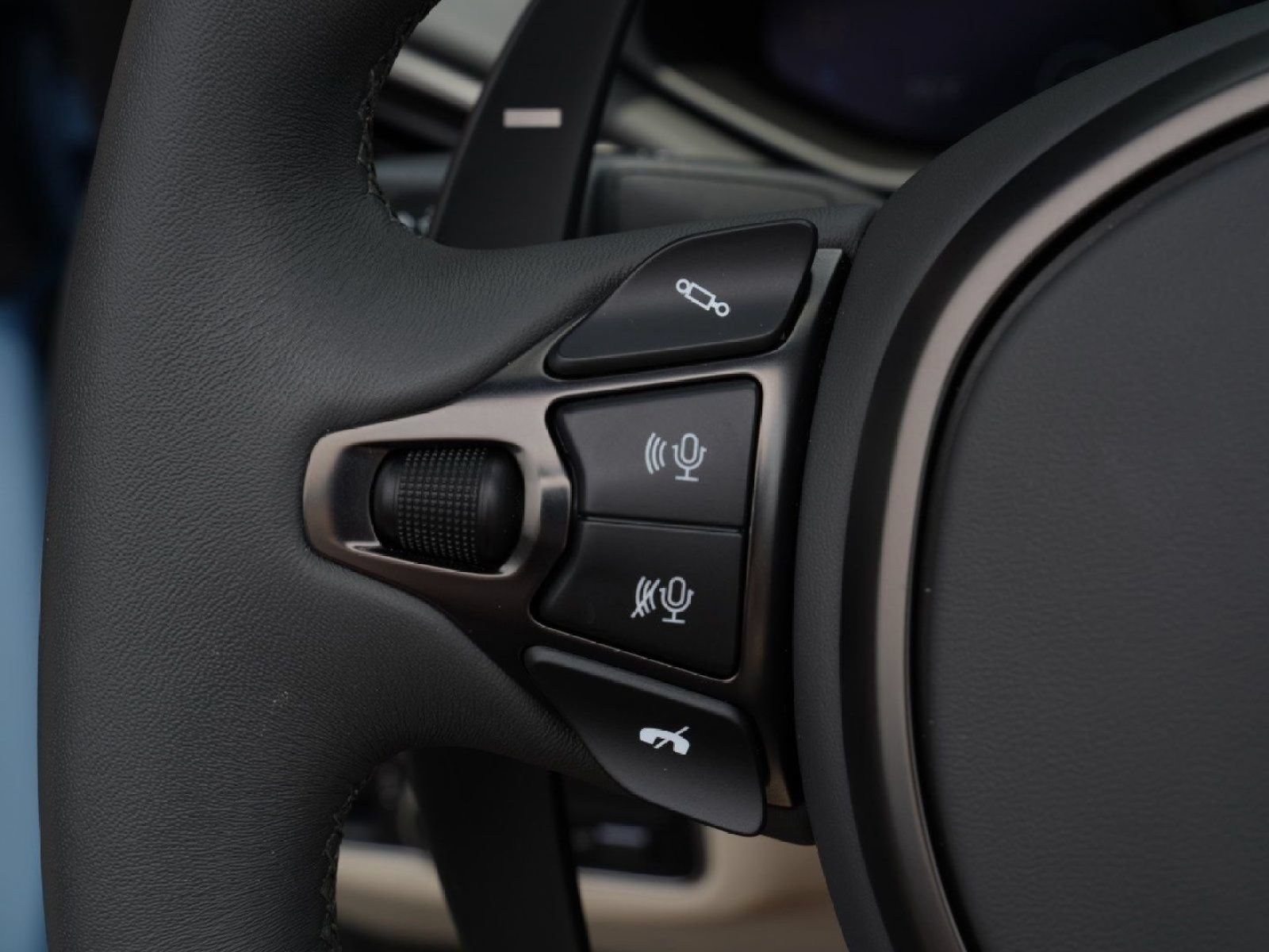 Used 2023 Aston Martin V8 Vantage Roadster RWD image 57