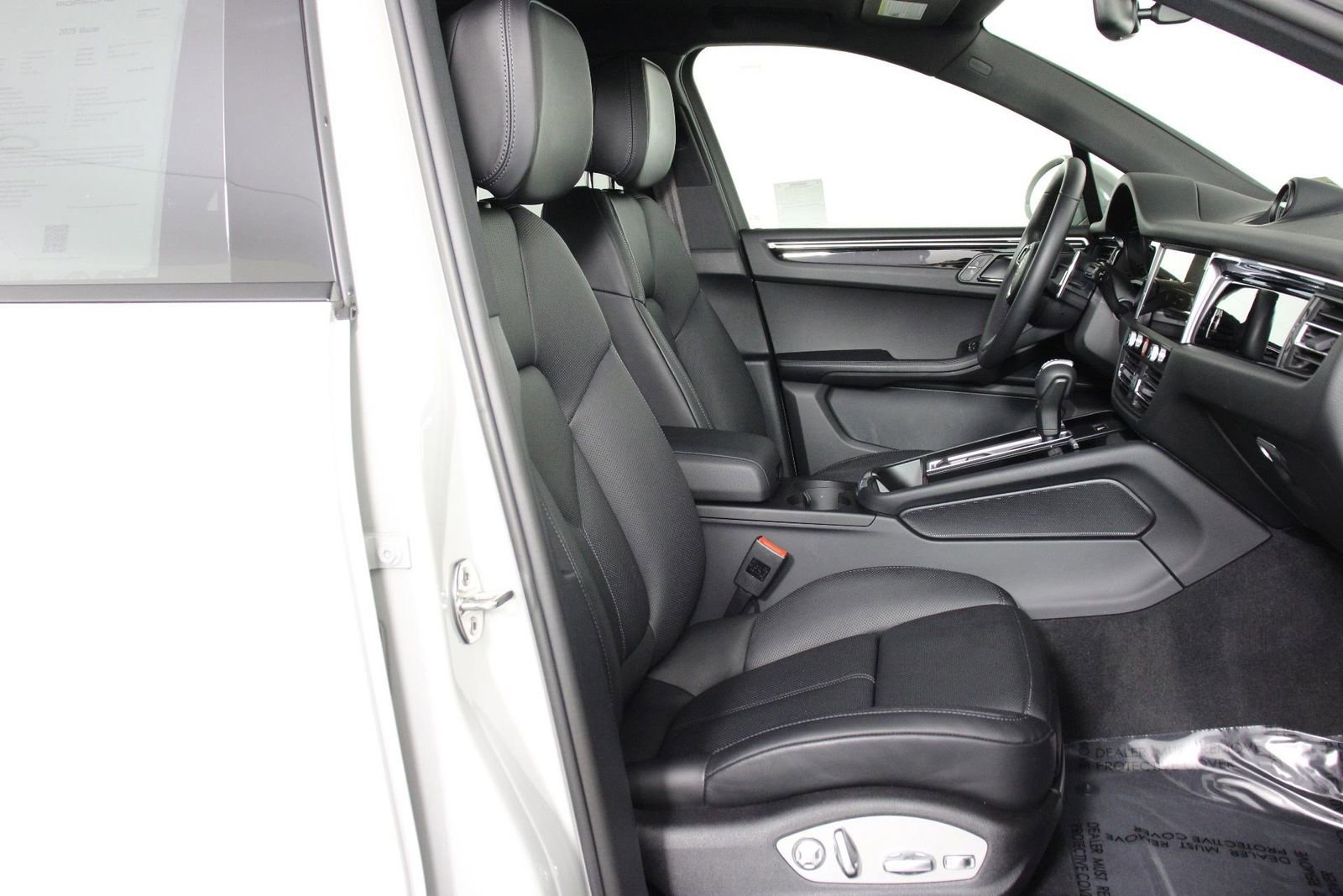 Certified 2025 Porsche Macan image 31