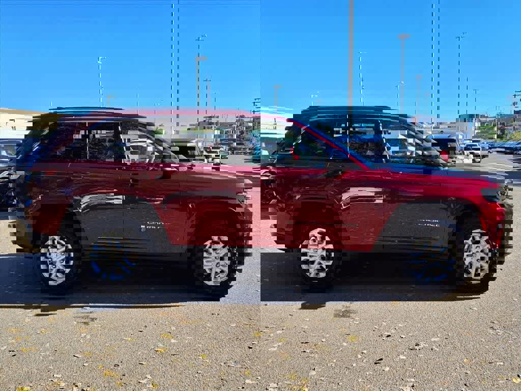 Used 2023 Jeep Grand Cherokee Laredo w/ Luxury Tech Group I image 4