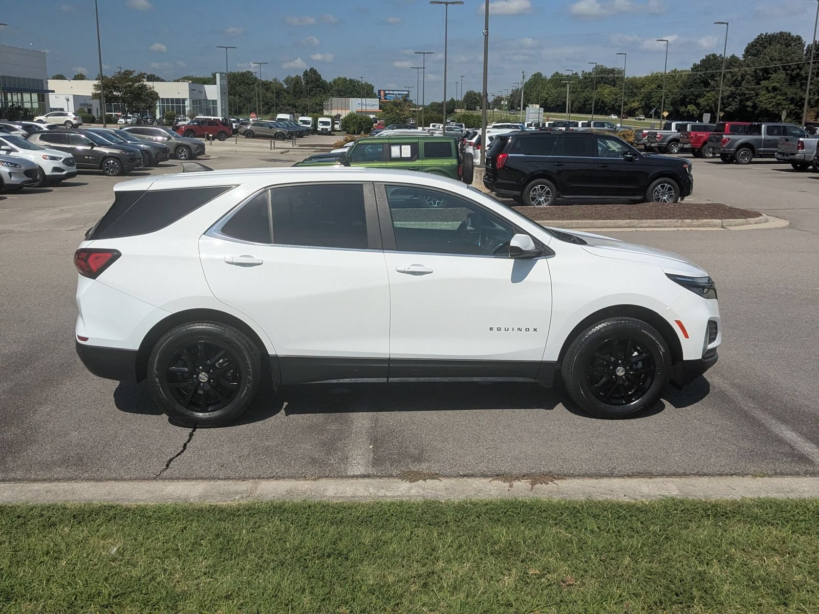 Used 2024 Chevrolet Equinox LT AWD/4WD image 2