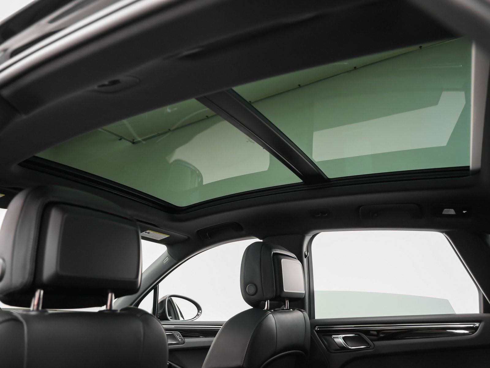 Certified 2025 Porsche Macan image 39