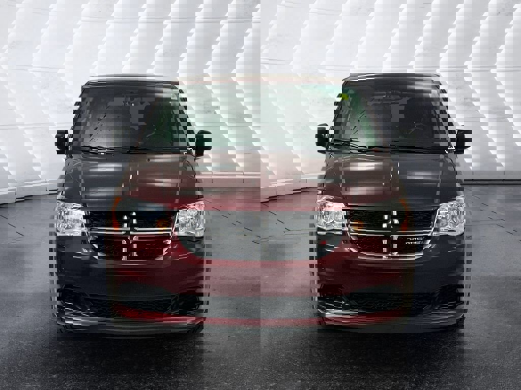 Used 2018 Dodge Grand Caravan SE w/ UConnect Hands-Free Group image 2