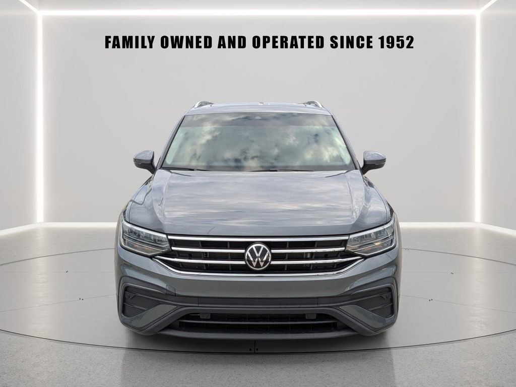 Used 2024 Volkswagen Tiguan SE w/ Panoramic Sunroof Package FWD image 7