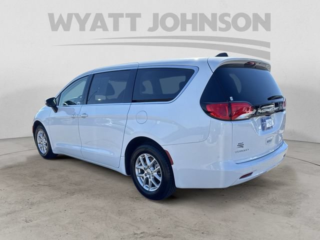 Used 2023 Chrysler Voyager LX FWD image 3