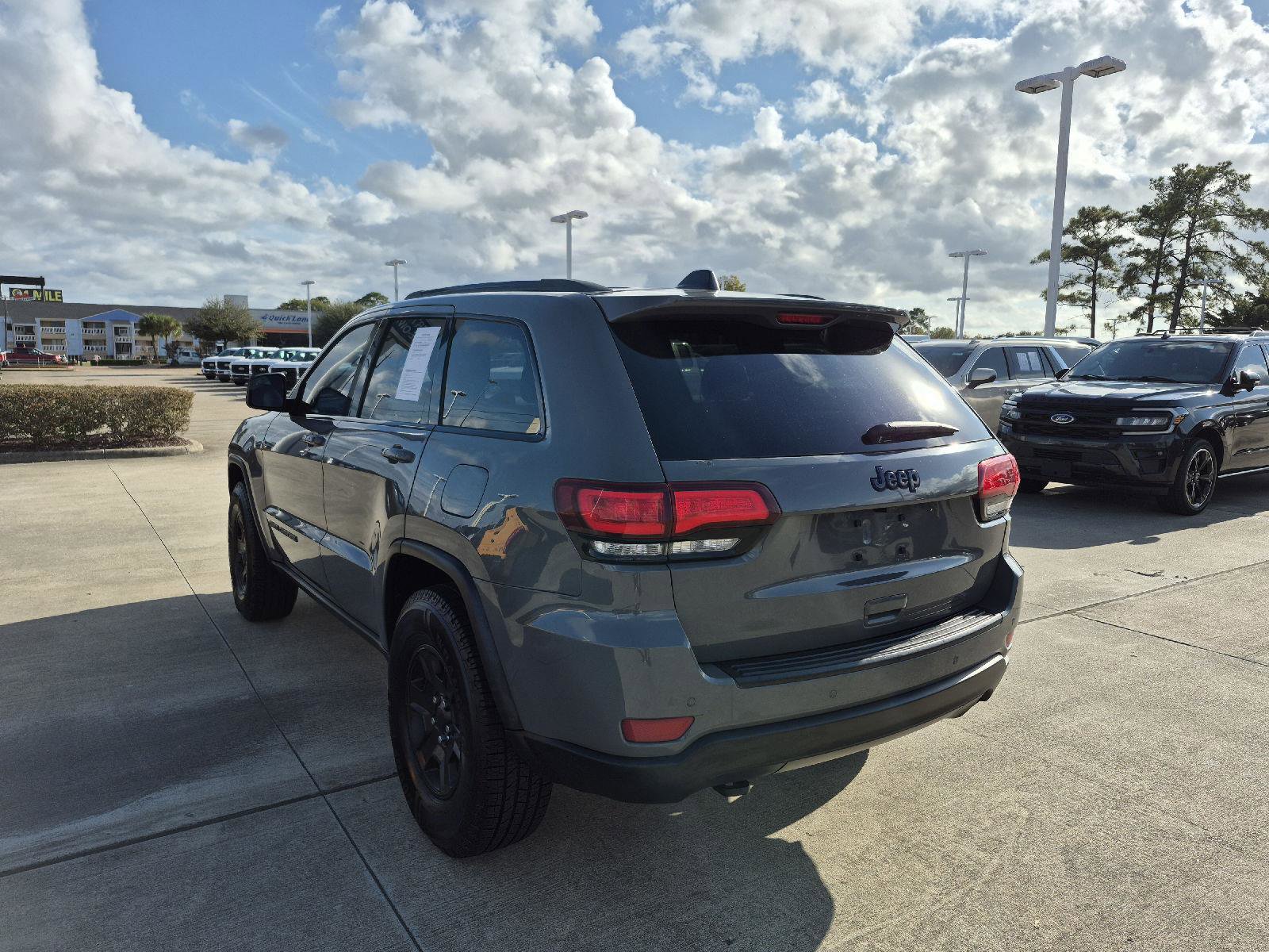 Used 2019 Jeep Grand Cherokee Laredo image 5