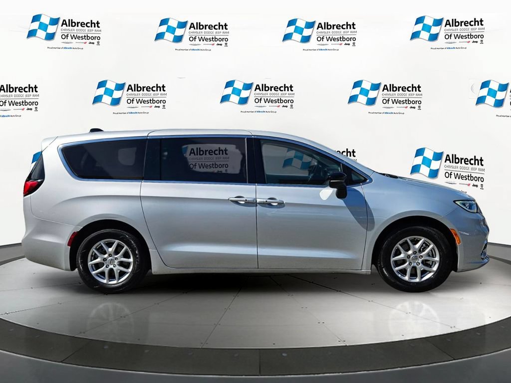 Used 2024 Chrysler Pacifica Touring-L FWD image 6