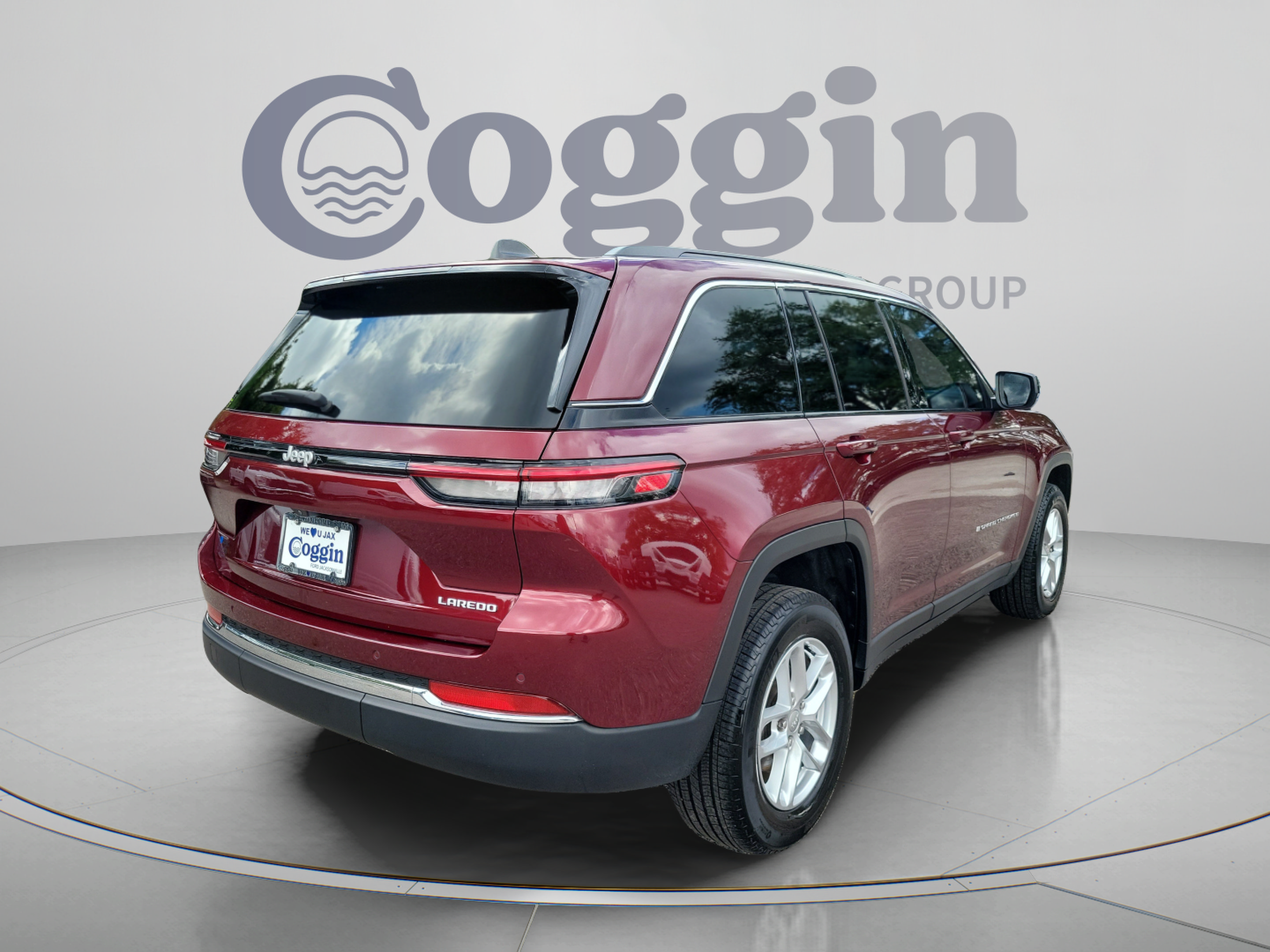 Used 2025 Jeep Grand Cherokee Laredo X RWD image 3