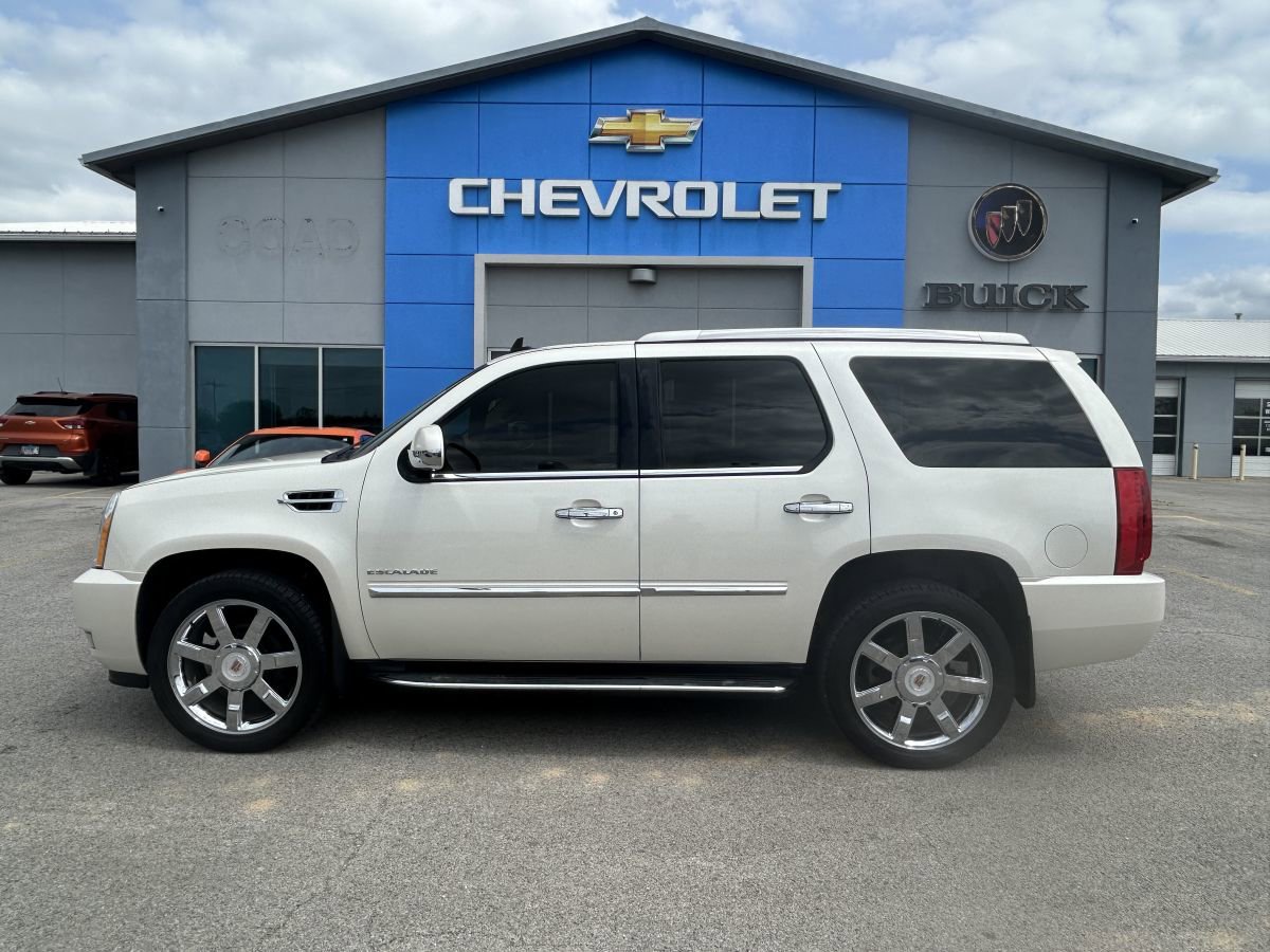 Used 2014 Cadillac Escalade Luxury RWD image 3
