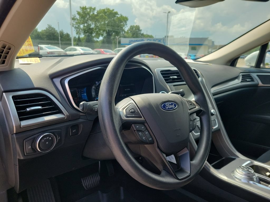 Used 2020 Ford Fusion SE FWD image 9