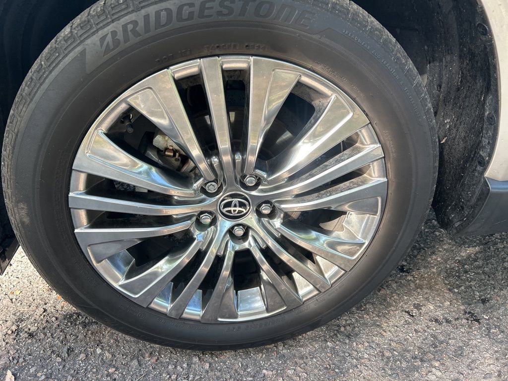 Used 2024 Toyota Venza XLE AWD/4WD image 3