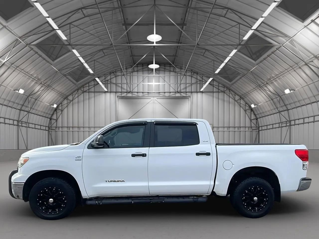 Used 2011 Toyota Tundra 4x4 CrewMax image 2