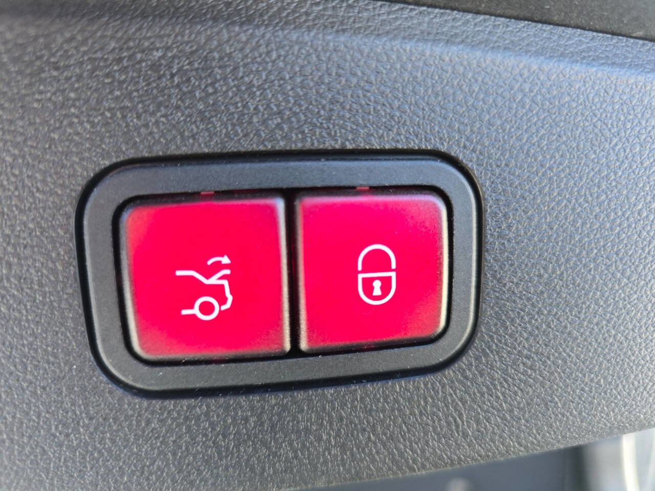 Used 2016 Mercedes-Benz E 400 E 400 4MATIC AWD 4dr Sedan image 26