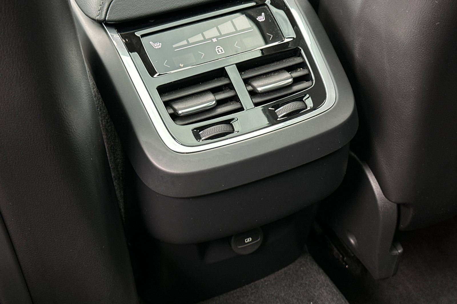 Used 2023 Volvo XC60 B5 Ultimate w/ Climate Package image 13