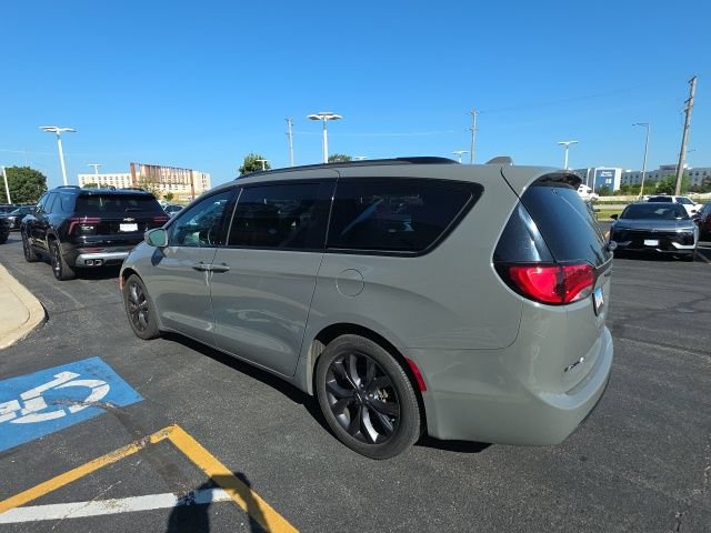 Used 2020 Chrysler Pacifica Touring-L w/ S Appearance Package FWD image 3