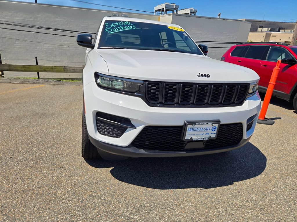 Used 2025 Jeep Grand Cherokee Altitude AWD/4WD image 4