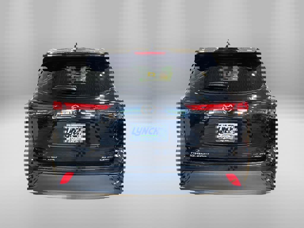 Used 2020 Toyota Highlander XLE image 3