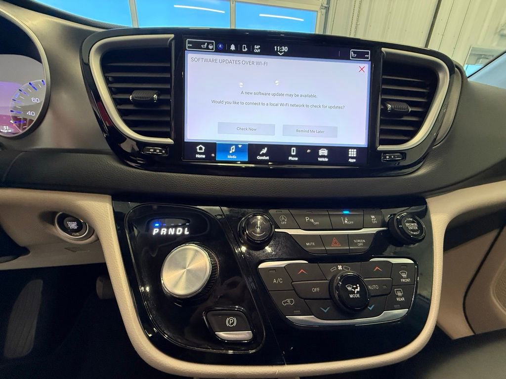 Used 2024 Chrysler Pacifica Touring-L image 31