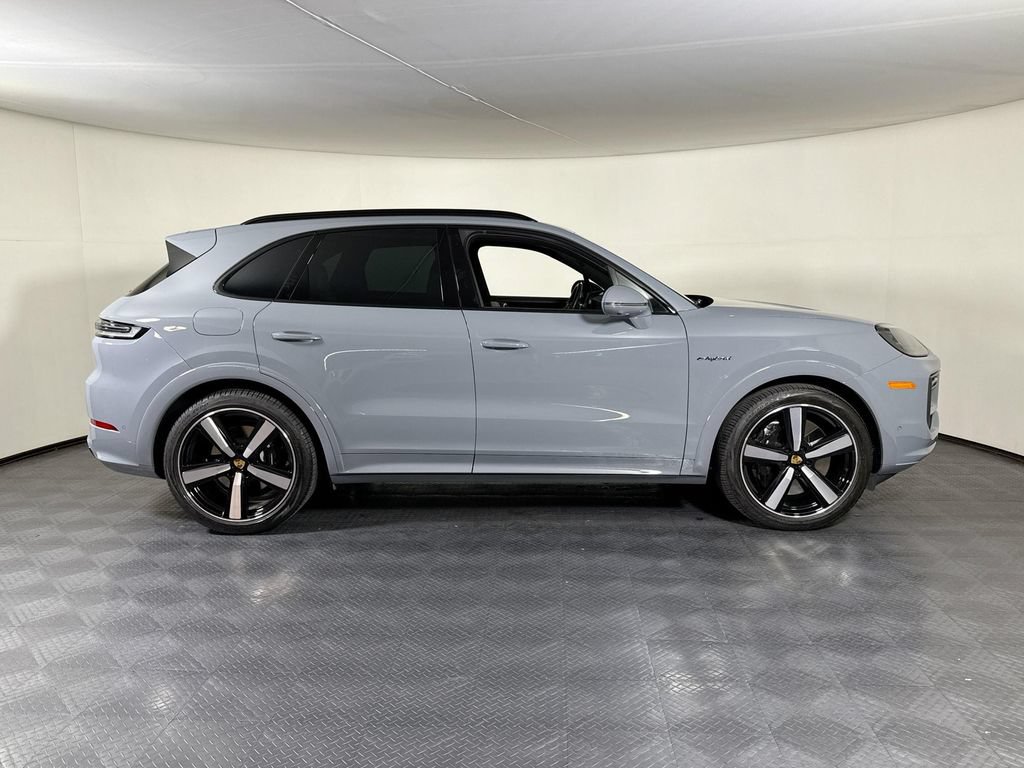 Certified 2024 Porsche Cayenne Turbo AWD/4WD image 8