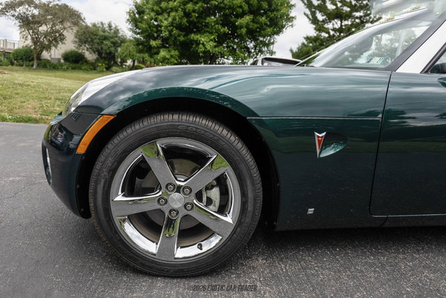 Used 2007 Pontiac Solstice Convertible w/ Premium Package RWD image 4