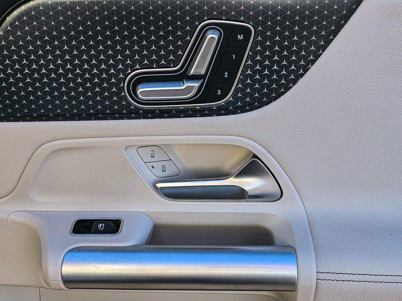 Used 2025 Mercedes-Benz GLA 250 4MATIC image 14