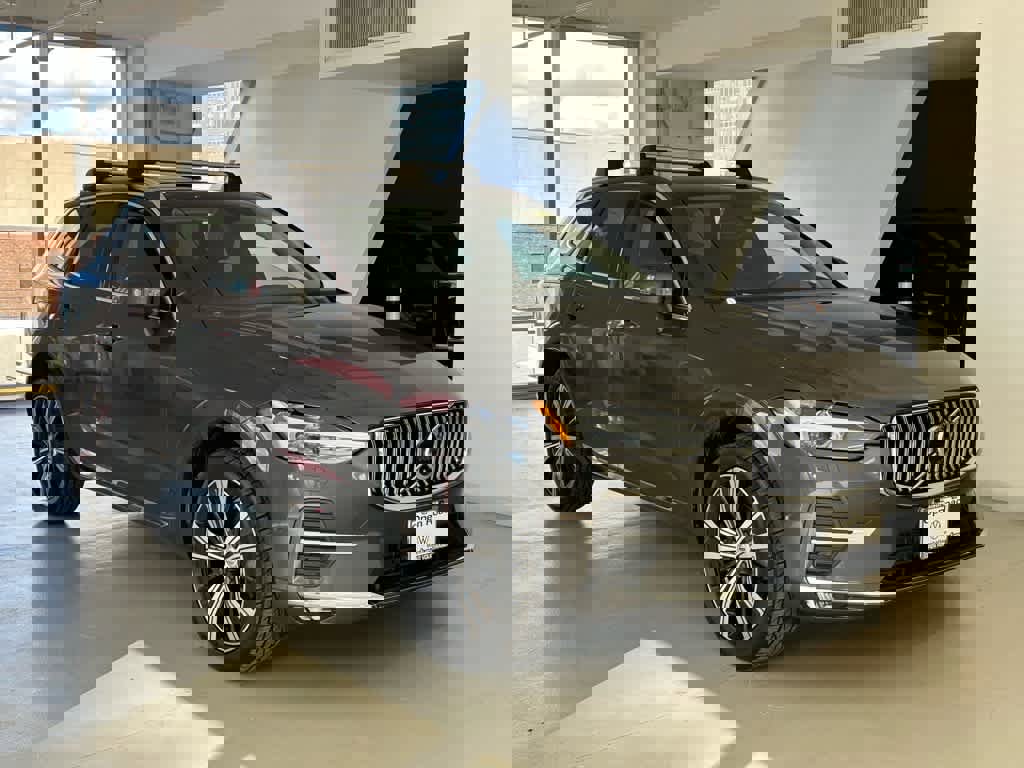 Used 2022 Volvo XC60 B6 Inscription image 3