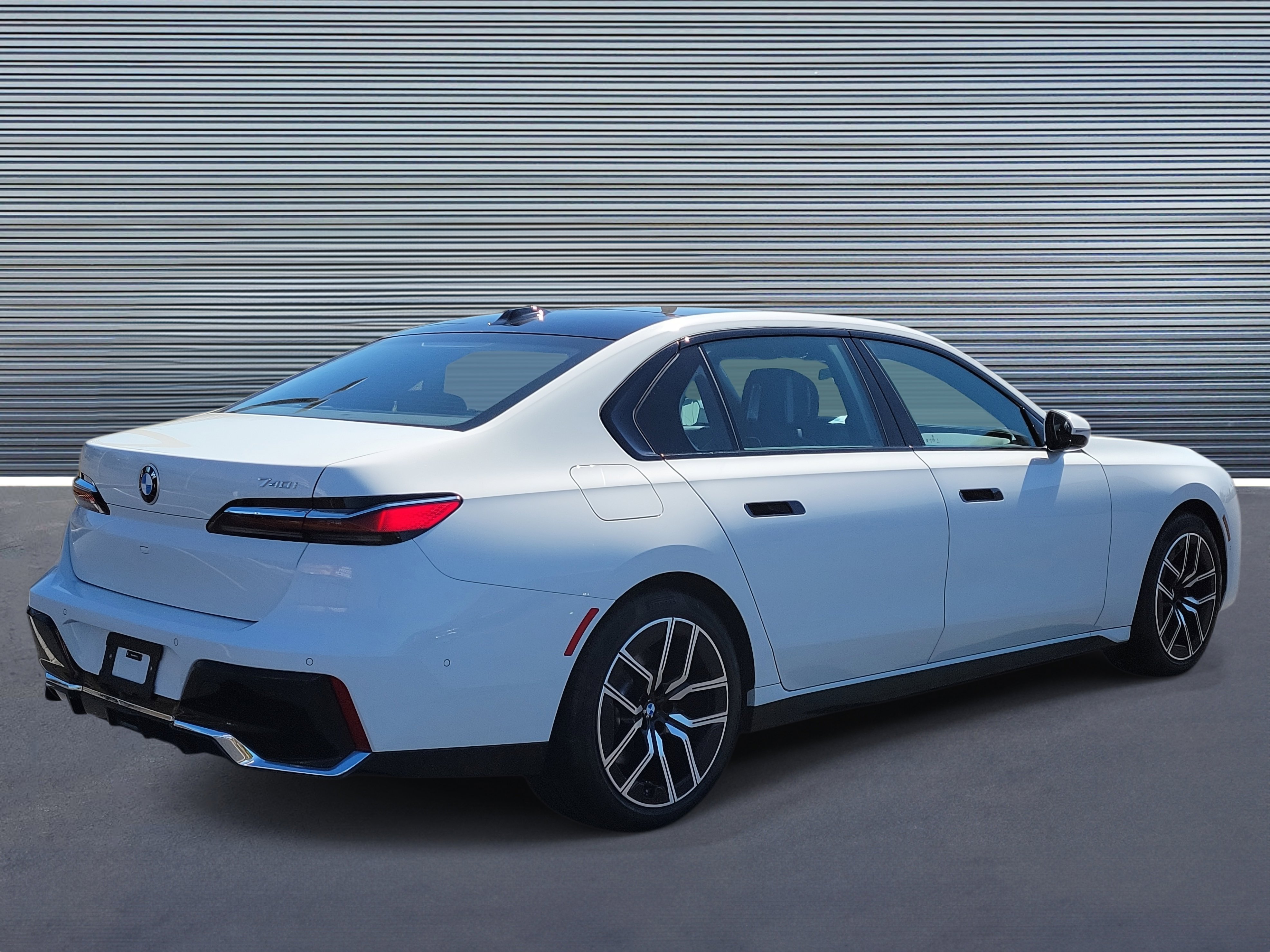 Used 2025 BMW 740i image 3