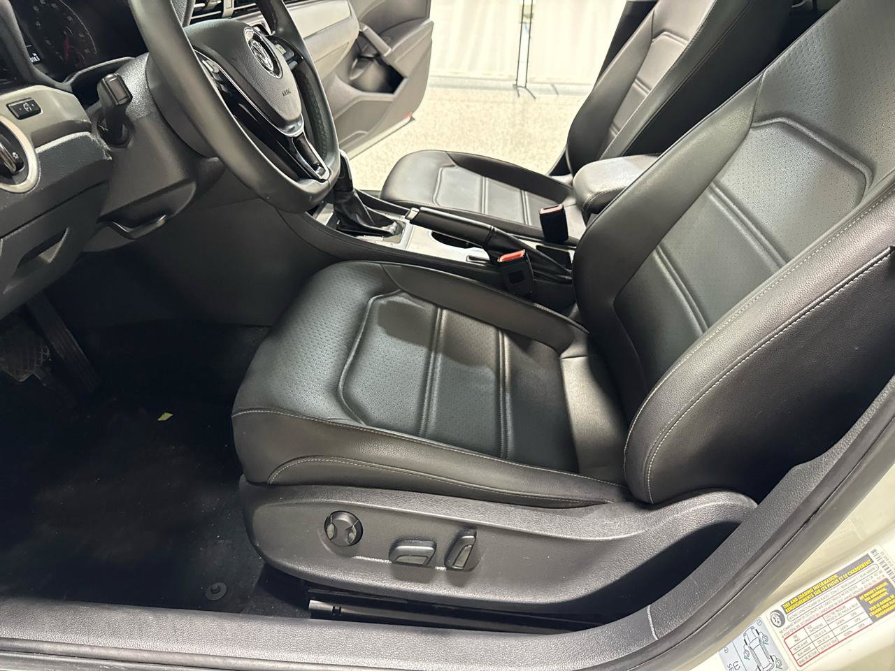 Used 2022 Volkswagen Passat 2.0T SE FWD image 15