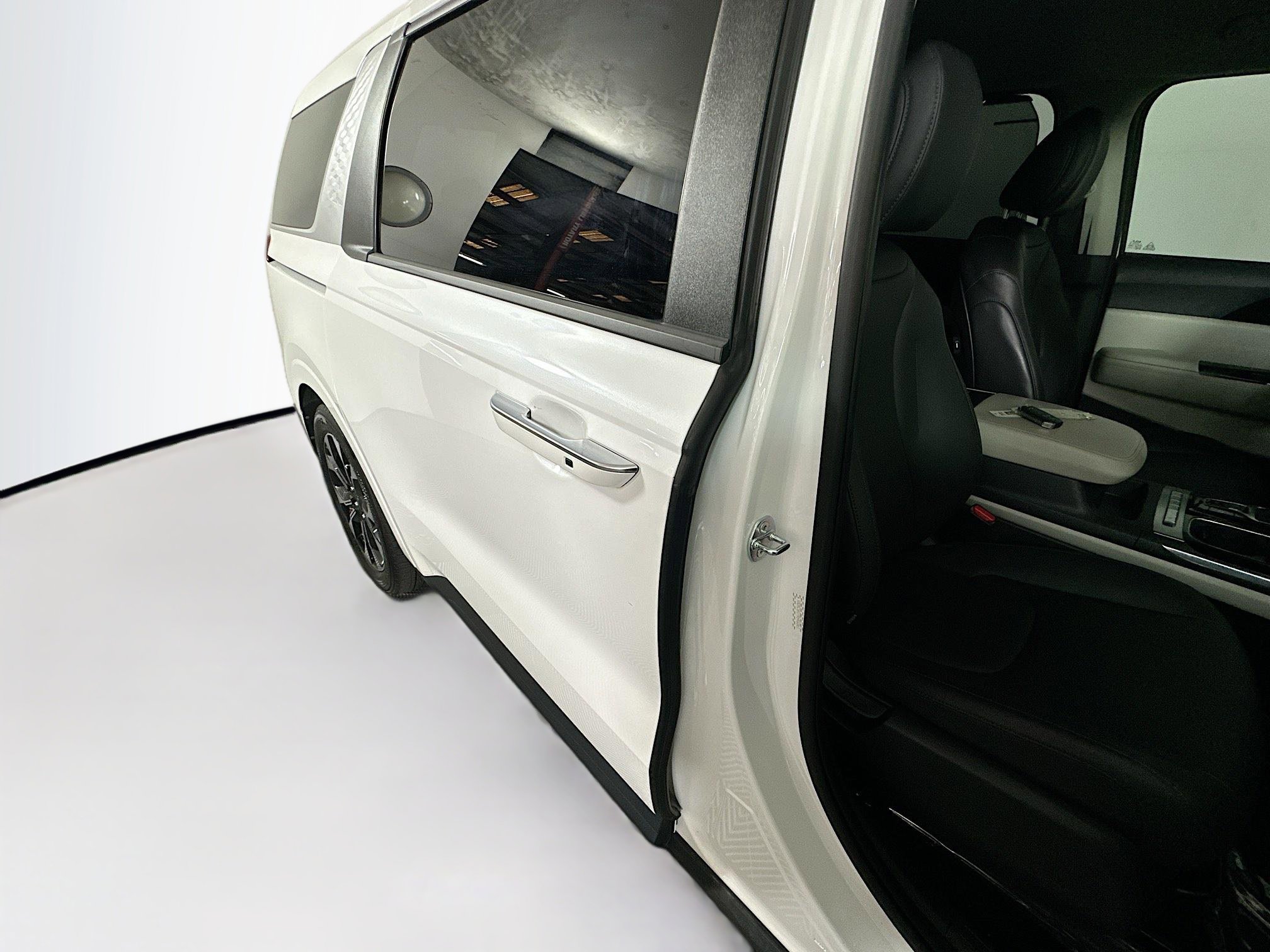 Used 2024 Kia Carnival EX FWD image 28