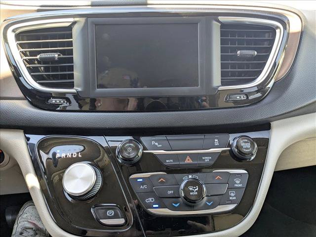 Used 2018 Chrysler Pacifica L FWD image 14