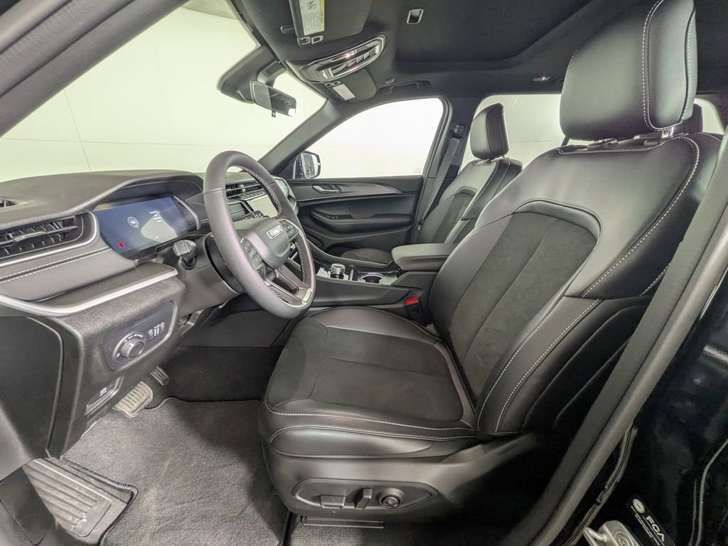 New 2025 Jeep Grand Cherokee Altitude image 17