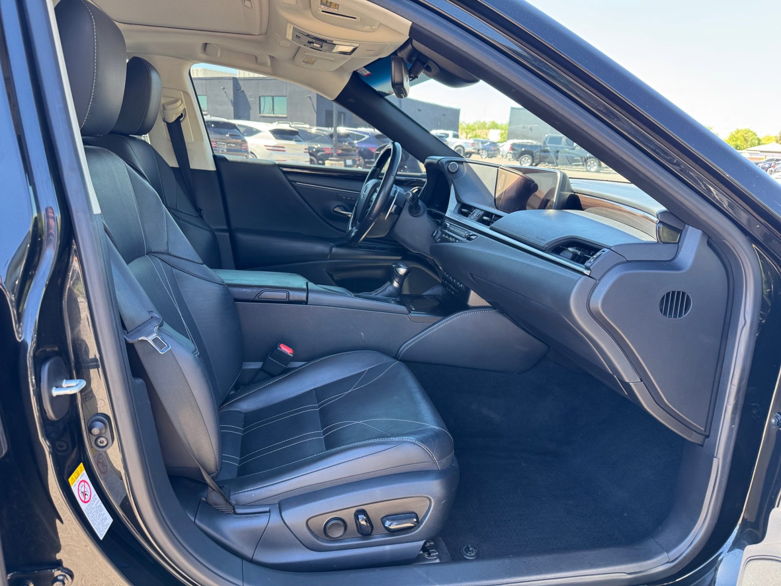 Used 2019 Lexus ES 300h w/ Luxury Package image 19