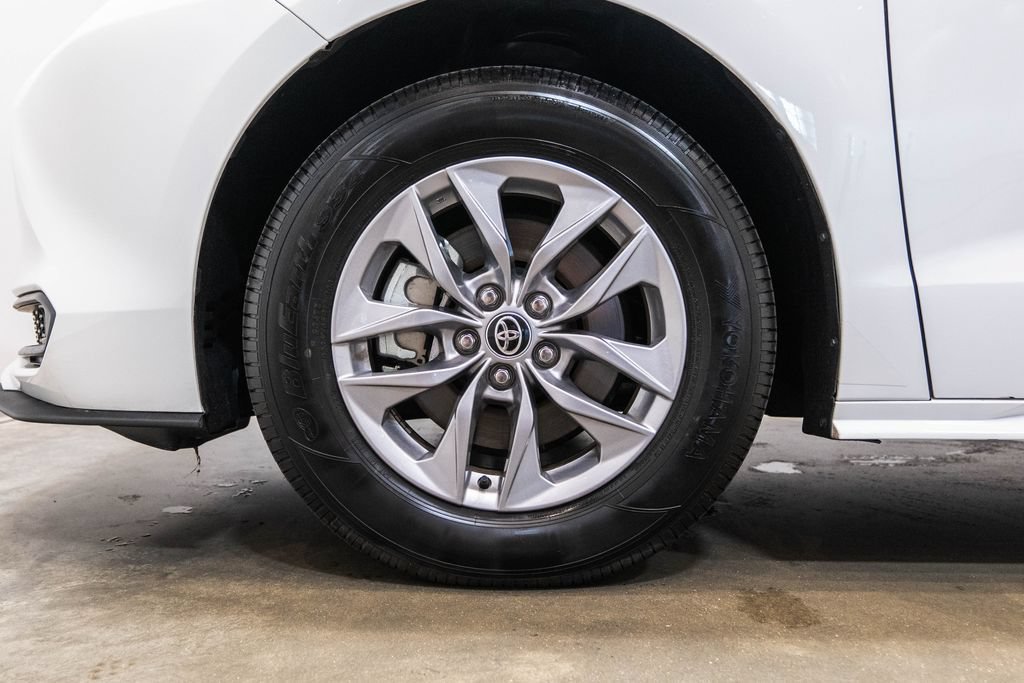 Certified 2025 Toyota Sienna LE FWD image 11