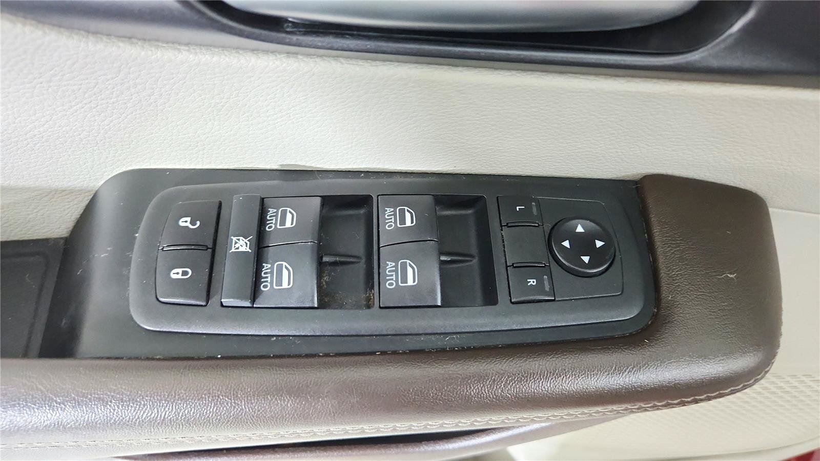 Used 2021 Chrysler Pacifica Touring-L w/ Uconnect Theater Family Group FWD image 10