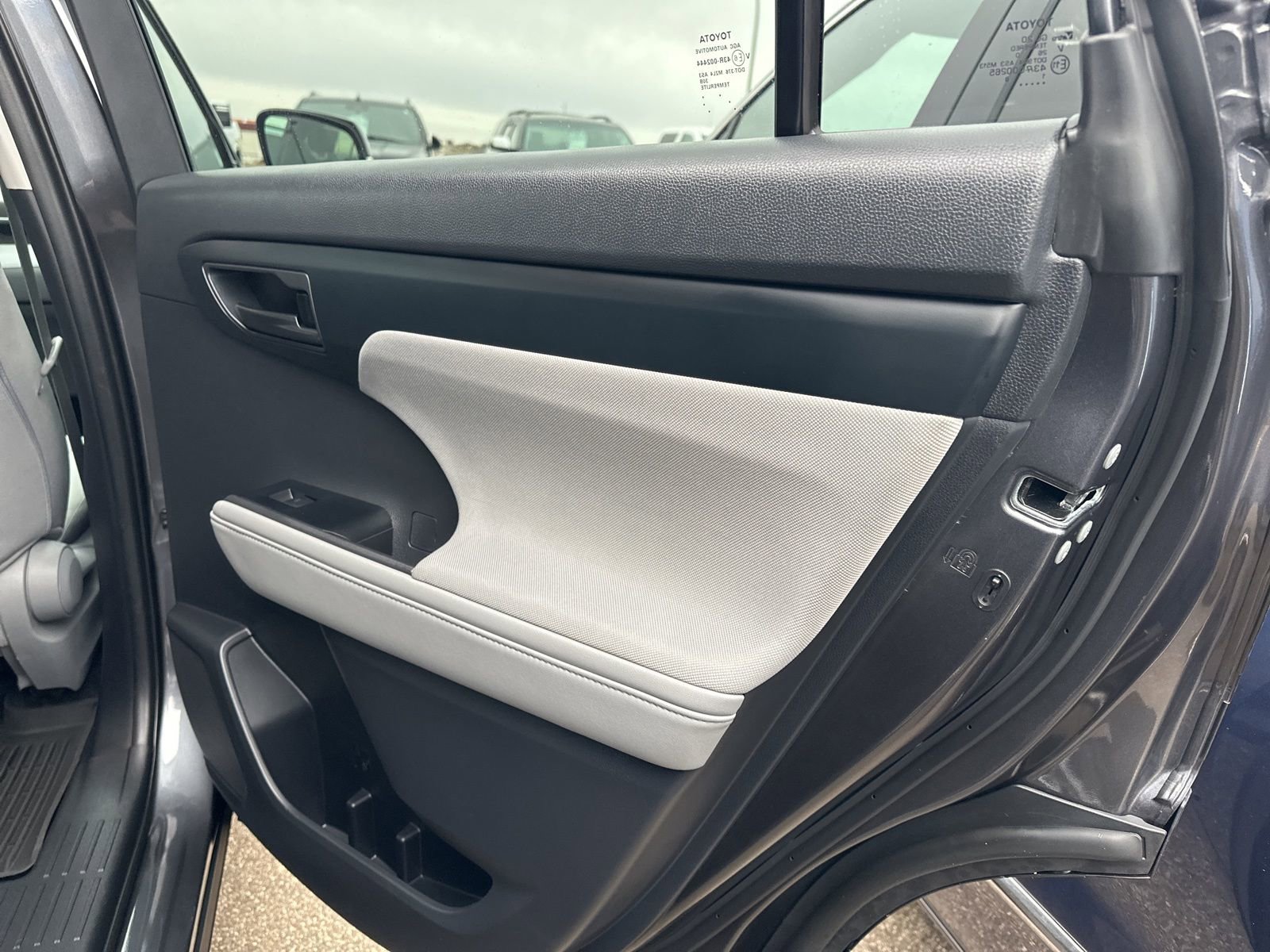 Used 2021 Toyota Highlander LE image 33