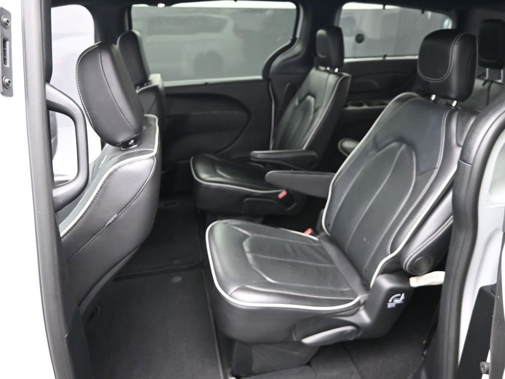 Used 2025 Chrysler Pacifica Limited image 12