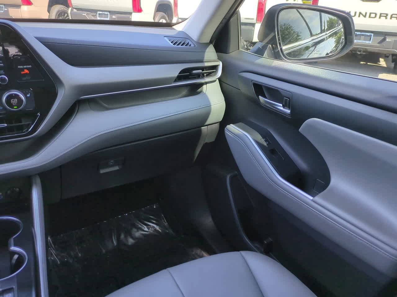 Used 2022 Toyota Highlander XLE FWD image 17