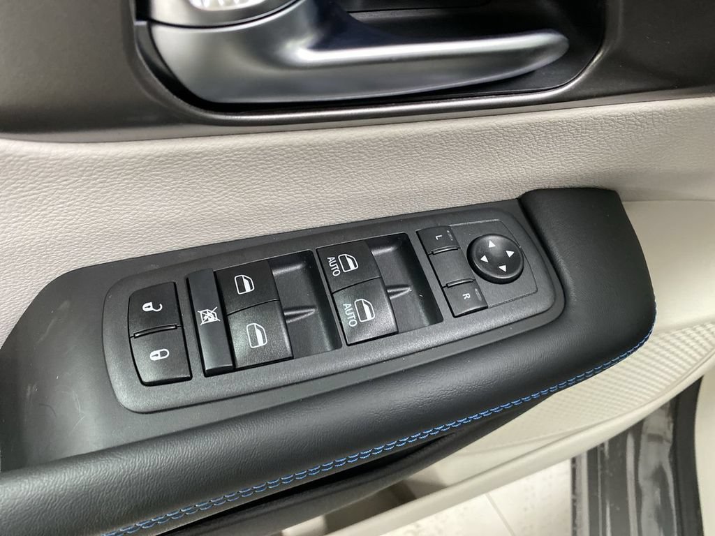 Used 2021 Chrysler Pacifica Touring w/ Uconnect Theater Family Group FWD image 12