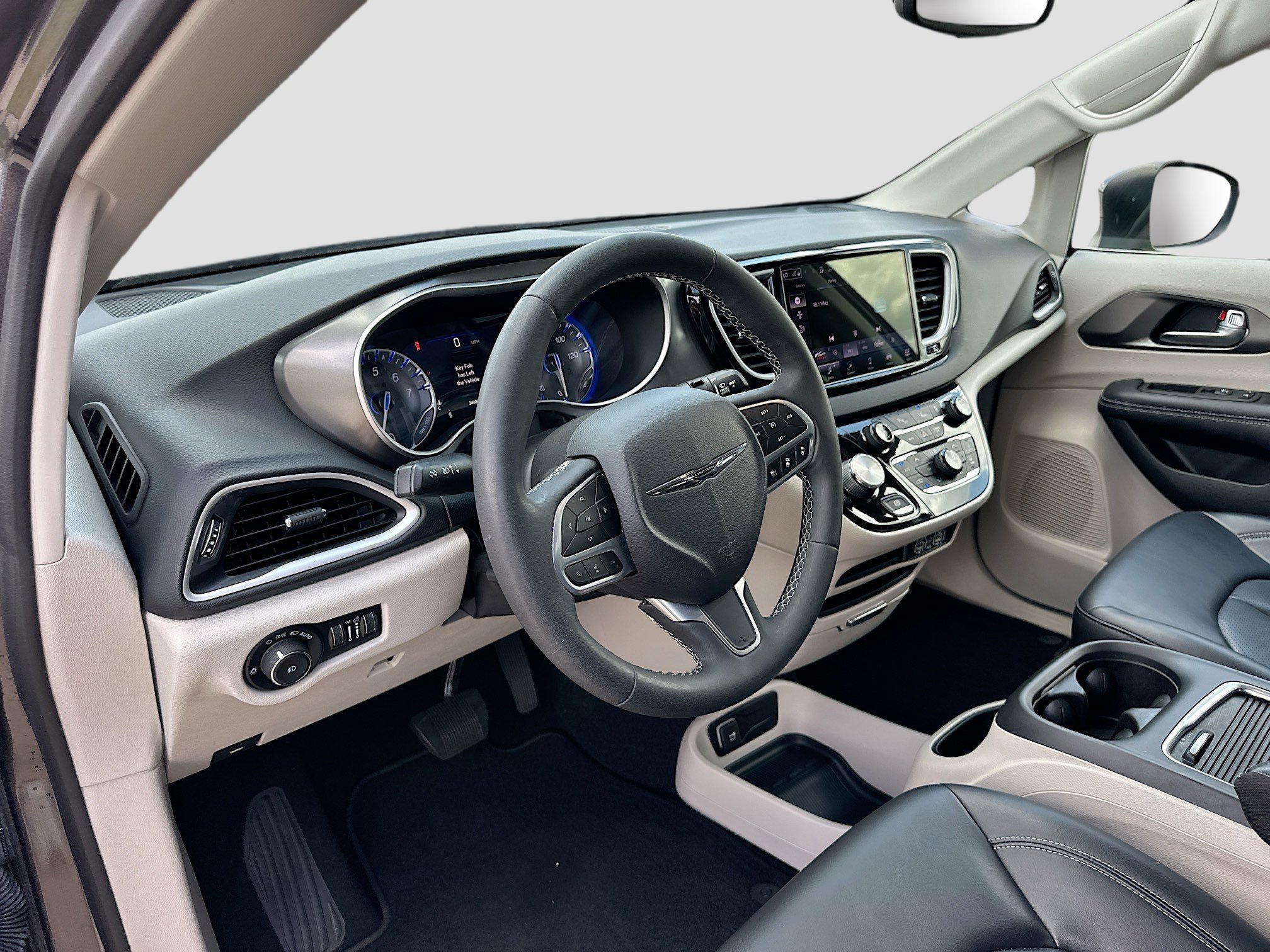 Used 2023 Chrysler Pacifica Touring-L FWD image 9
