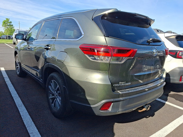 Used 2018 Toyota Highlander XLE w/ Carpet Mat Package (TMS) AWD/4WD image 4