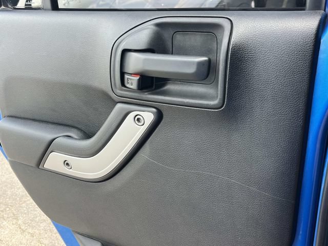 Used 2015 Jeep Wrangler Unlimited Rubicon w/ Connectivity Group AWD/4WD image 18