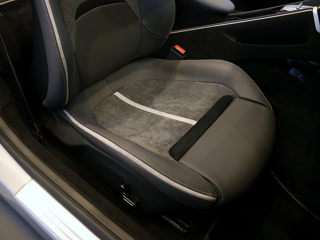 Certified 2026 Ferrari Roma Spider RWD image 30