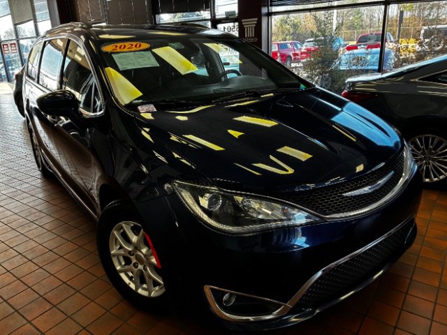 Used 2020 Chrysler Pacifica Touring-L FWD image 1