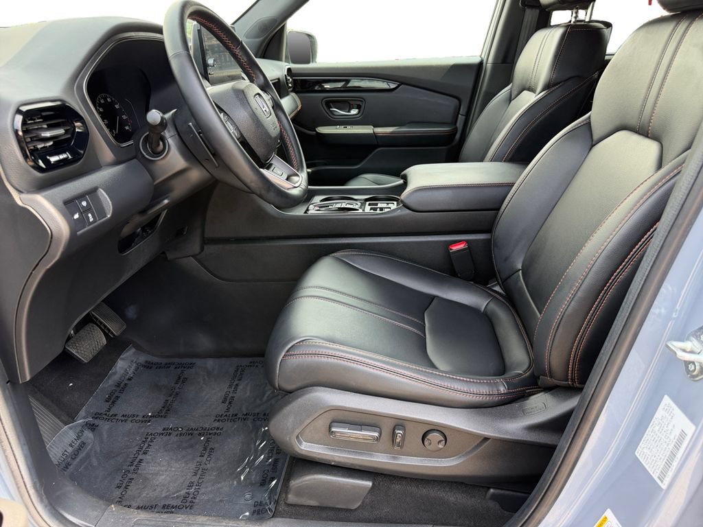 Used 2025 Honda Pilot TrailSport image 16