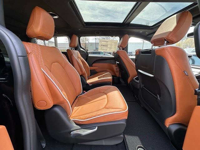 New 2026 Chrysler Pacifica Pinnacle w/ Trailer Tow Group FWD image 29