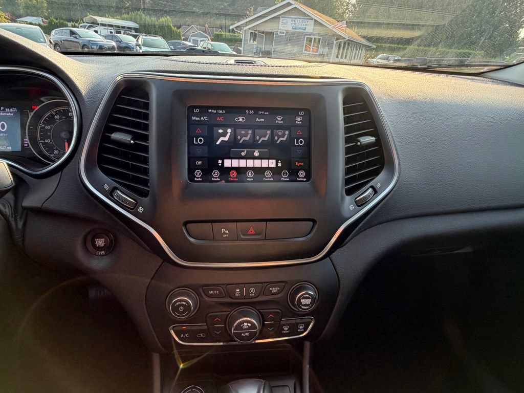 Used 2019 Jeep Cherokee Latitude Plus AWD/4WD image 18