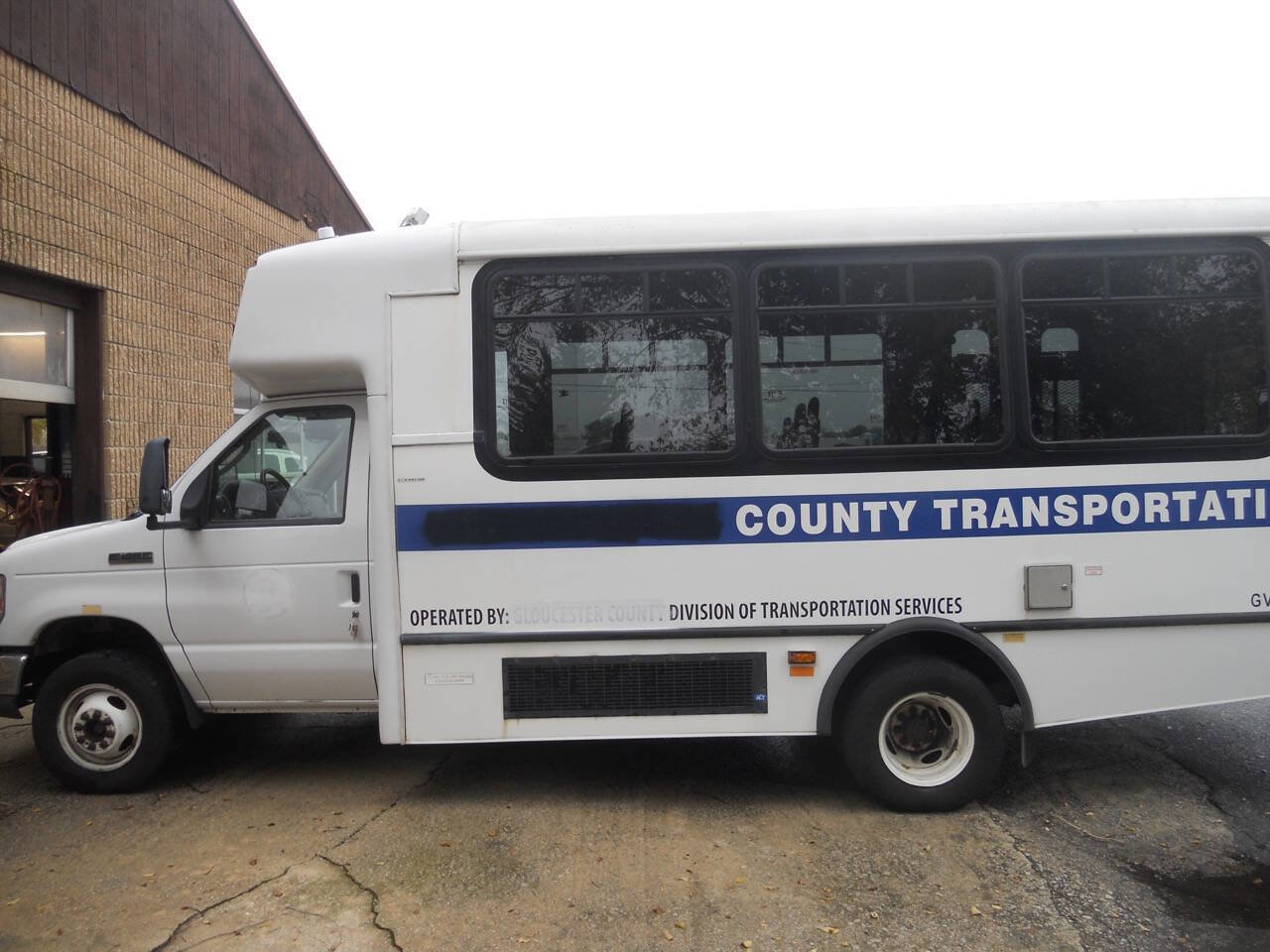 Used 2013 Ford E-450 and Econoline 450 Super Duty w/ Shuttle Bus Prep Pkg image 2