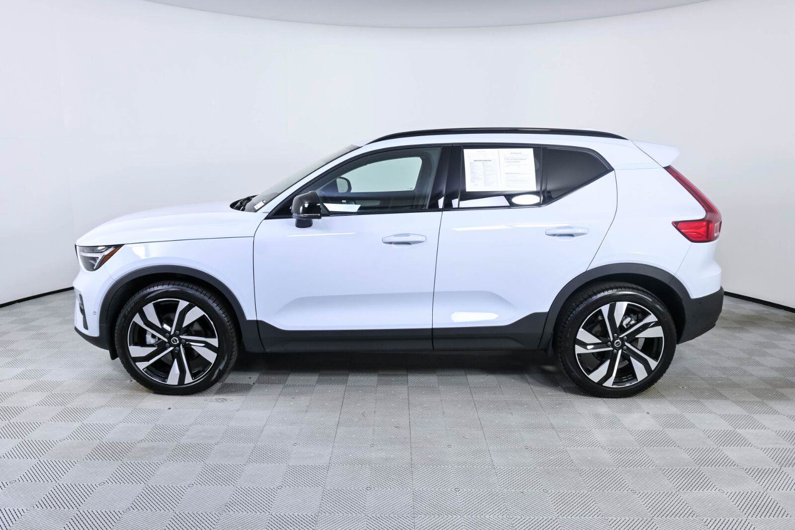 Certified 2026 Volvo XC40 B5 Plus AWD/4WD image 2