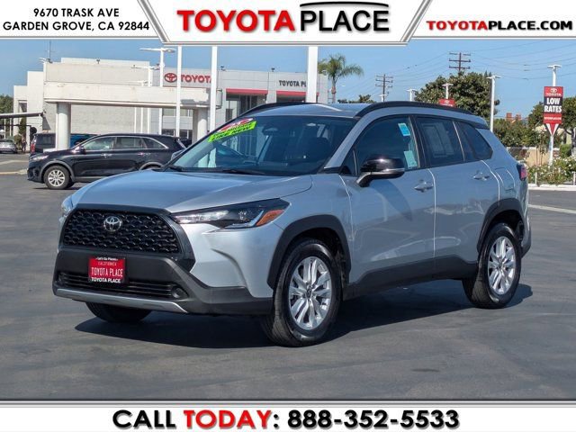 Used 2025 Toyota Corolla Cross LE image 1