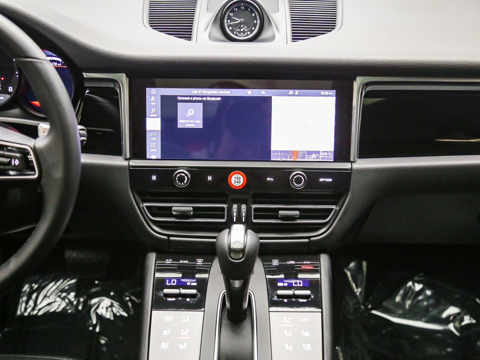 Certified 2025 Porsche Macan AWD/4WD image 17